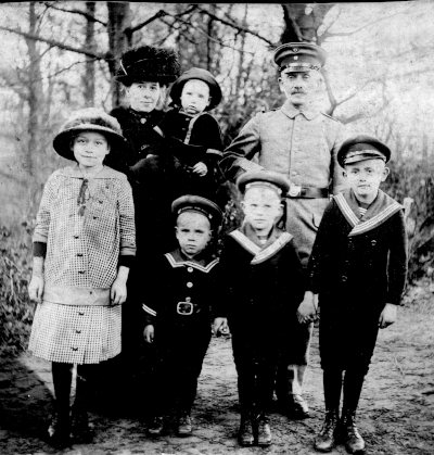Familie Johann Heinrich Dartmann mit Frau Anna-Maria Schipper und den ersten f&uuml;nf Kindern ca. 1907