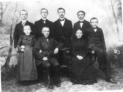 Familie Bernhard und Elisabeth Maria Dartmann mit ihren sechs Kindern