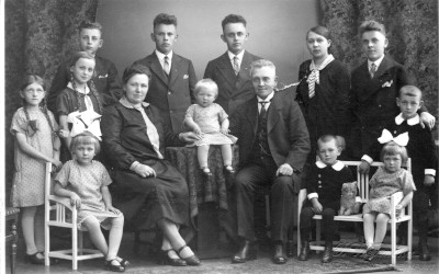 Familie Johann Heinrich Dartmann mit Frau Maria Elisabeth Pennekamp und den ersten zw&ouml;lf Kindern ca. 1929